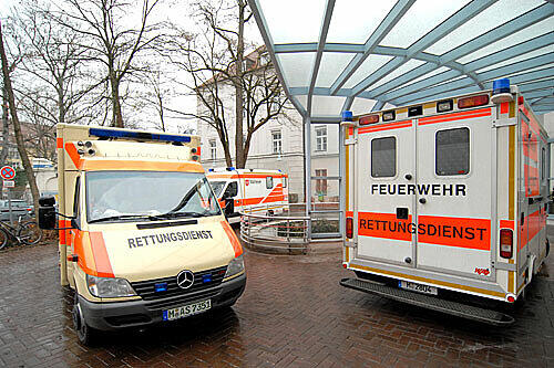 Rettungsfahrzeuge vor der Klinik in der Nußbaumstraße