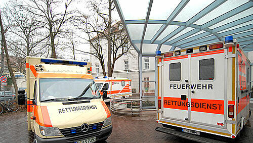 Rettungsfahrzeuge vor der Klinik in der Nußbaumstraße Rettungsfahrzeuge vor der Klinik in der Nußbaumstraße
