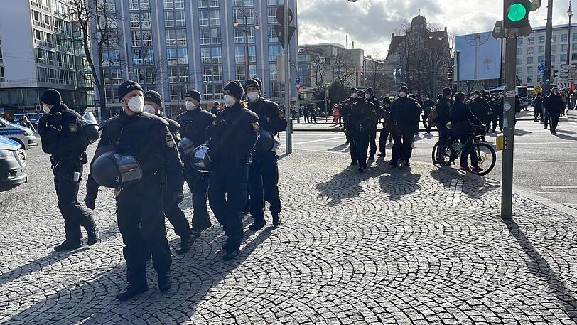 Rund 3.500 Einsatzkräfte sind am Samstag vor Ort.