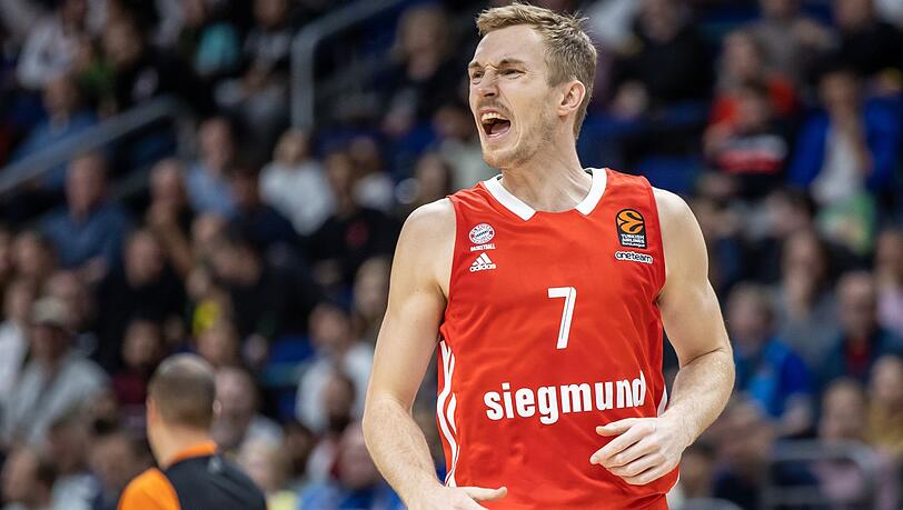 Niels Giffey von Bayern München jubelt nach einem Korb.