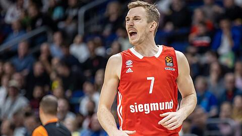 Niels Giffey von Bayern München jubelt nach einem Korb.
