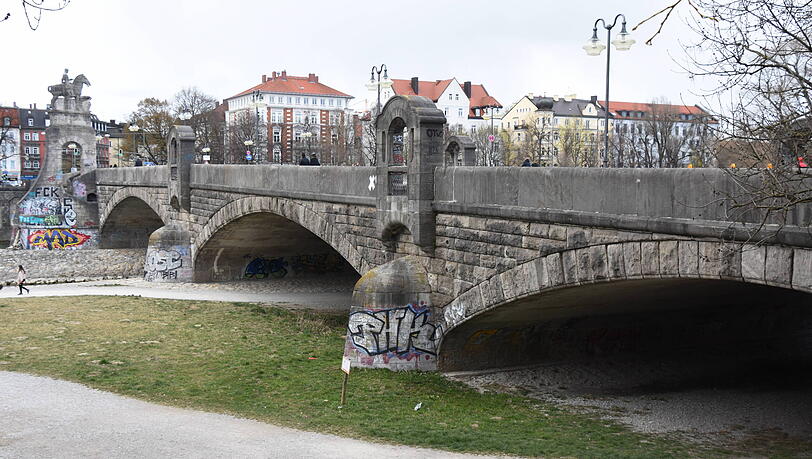 Tatort Wittelsbacher Brücke: Erste Fahndungsmaßnahmen blieben erfolglos, Angaben zur Höhe des Schadens konnte die Polizei zunächst nicht machen. (Archivbild)