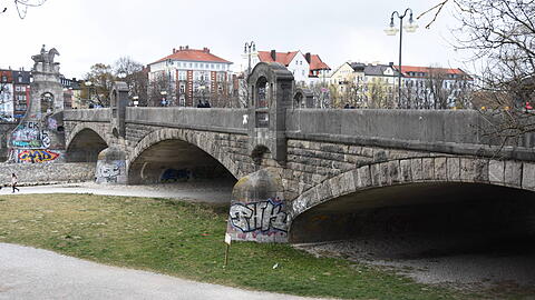 Tatort Wittelsbacher Brücke: Erste Fahndungsmaßnahmen blieben erfolglos, Angaben zur Höhe des Schadens konnte die Polizei zunächst nicht machen. (Archivbild)