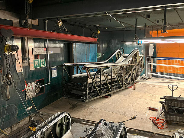Eine der ältesten Rolltreppen stammen noch aus den Anfangsjahren der Münchner U-Bahn 1971 am Marienhof. Aktuell werden sie durch neue Modelle ersetzt. Eine der ältesten Rolltreppen stammen noch aus den Anfangsjahren der Münchner U-Bahn 1971 am Marienhof. Aktuell werden sie durch neue Modelle ersetzt.