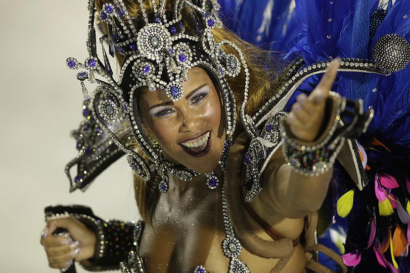 Nackte Haut, Samba und bunte Farben: Promis amüsieren sich in Rio. Mit dabei: Pamela Anderson, Gisele Bündchen, Fußball-Star Ronaldinho und Schauspieler Jude Law