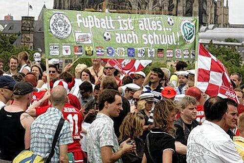 &bdquo;Fußball ist alles &ndash; auch schwul&ldquo;: Das Thema wird &ndash; wie hier bei einer Demo in Köln &ndash; diskutiert.