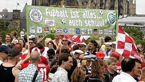 „Fußball ist alles – auch schwul“: Das Thema wird – wie hier bei einer Demo in Köln – diskutiert. „Fußball ist alles – auch schwul“: Das Thema wird – wie hier bei einer Demo in Köln – diskutiert.
