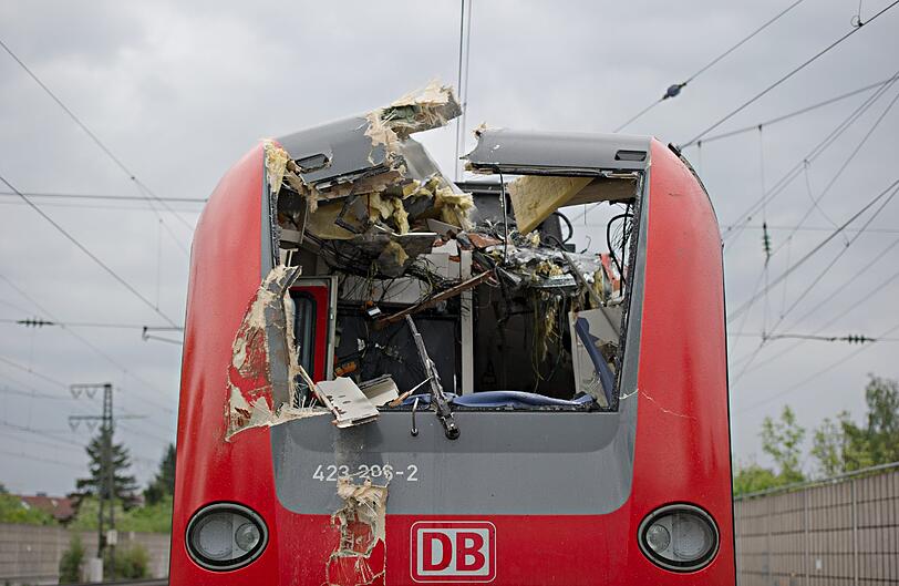 Eine S-Bahn ist in Olching gegen einen Bagger bzw. gegen eine Baggerschaufel gekracht: Die Bilder vom Unfall und vom Verkehrschaos.