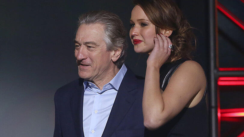 Väterliche Geste: Auch auf der Leinwand spielt De Niro bald Lawrences Vater Väterliche Geste: Auch auf der Leinwand spielt De Niro bald Lawrences Vater
