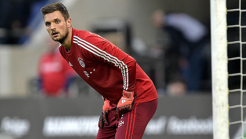 Erst einmal außer Gefecht gesetzt: Sven Ulreich. Erst einmal außer Gefecht gesetzt: Sven Ulreich.