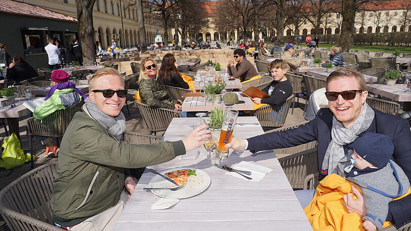 Bei strahlendem Sonnenschein und milden Temperaturen hat am Freitag der Tambosi-Biergarten eröffnet. Die Bilder.