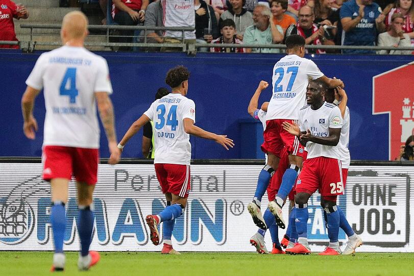 Die Hamburger Spieler feiern den Treffer zum 1:0 durch Khaled Narey (verdeckt).