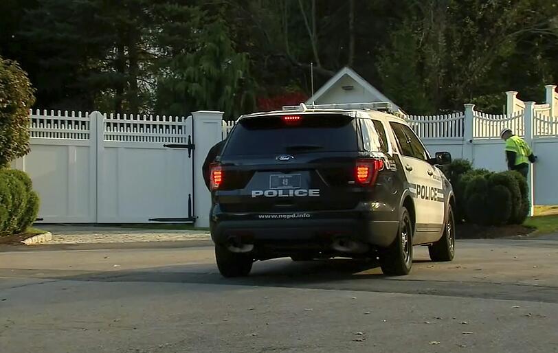 Das Video-Standbild zeigt ein Polizeiauto, das vor dem Haus von Bill und Hillary Clinton steht. Der amerikanische Secret Service hat zwei verdächtige Pakete mit möglichen Sprengsätzen an den früheren US-Präsidenten Barack Obama und die ehemalige Präsidentschaftskandidatin Hillary Clinton abgefangen.