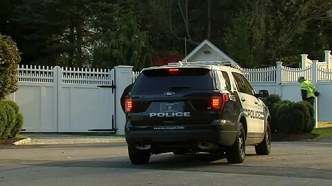 Das Video-Standbild zeigt ein Polizeiauto, das vor dem Haus von Bill und Hillary Clinton steht. Der amerikanische Secret Service hat zwei verdächtige Pakete mit möglichen Sprengsätzen an den früheren US-Präsidenten Barack Obama und die ehemalige Präsidentschaftskandidatin Hillary Clinton abgefangen.