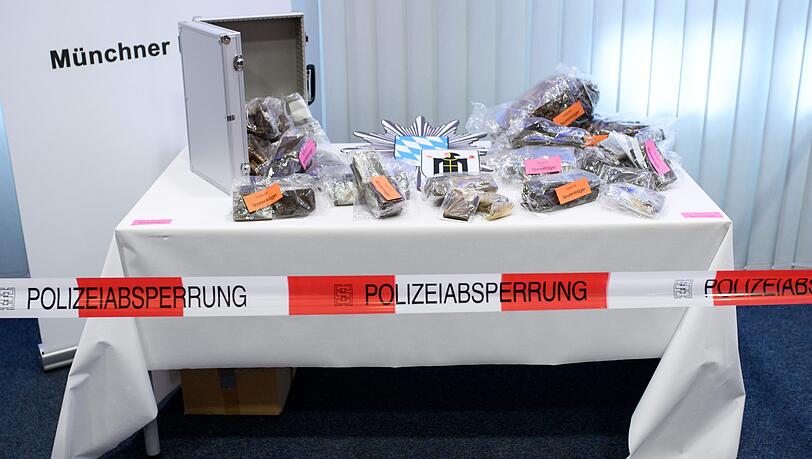 Haschisch und Marihuana: Am Freitag zeigten Polizei und Staatsanwaltschaft die sichergestellten Betäubungsmittel in dem Ermittlungsfall. Haschisch und Marihuana: Am Freitag zeigten Polizei und Staatsanwaltschaft die sichergestellten Betäubungsmittel in dem Ermittlungsfall.