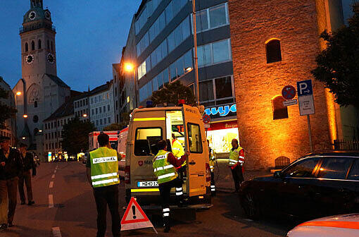 Flüchtlinge im Hungerstreik: Rettungskräfte im Einsatz am Rindermarkt.