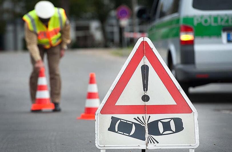 Die A-Klasse-Fahrerin übersah einen 66-jährigen Motorradler. (Symbolbild)