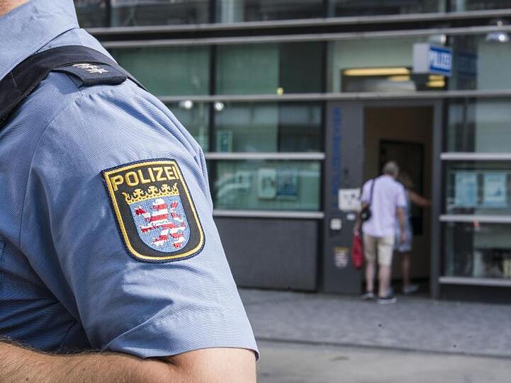 In der Affäre um rechtsextreme Drohmails werden Forderungen nach einem entschlossenerem Vorgehen gegen Rechtsextremismus bei der Polizei lauter.