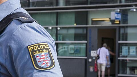 In der Affäre um rechtsextreme Drohmails werden Forderungen nach einem entschlossenerem Vorgehen gegen Rechtsextremismus bei der Polizei lauter.