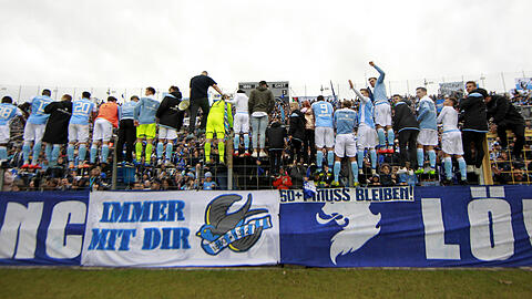 Die Löwen jubeln nach dem Sieg gegen Fortuna Köln und dem daraus folgenden Klassenerhalt.