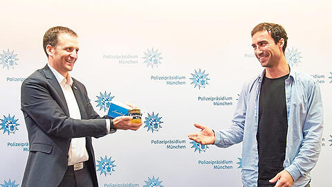Kriminalhauptkommissar Mathias Heidtmann (l.) bei der Belobigung von Marius T.