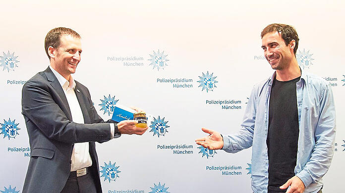Kriminalhauptkommissar Mathias Heidtmann (l.) bei der Belobigung von Marius T.