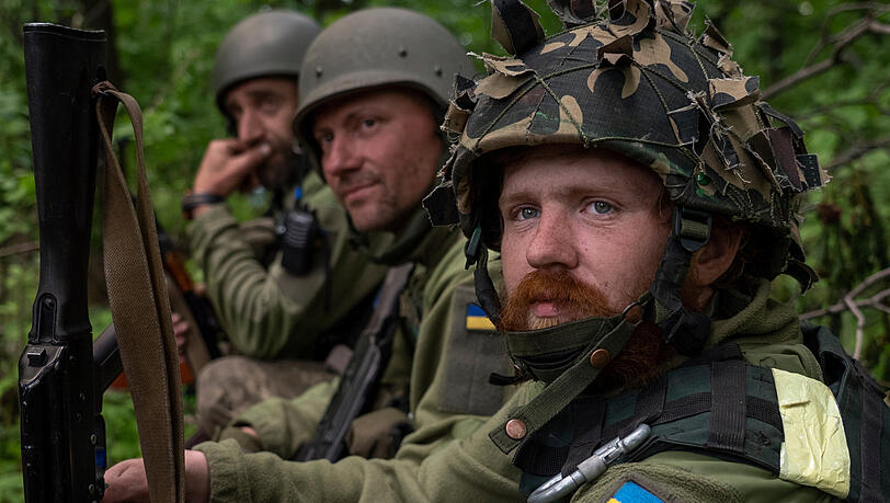 Ukrainische Soldaten ruhen sich in einem kürzlich zurückeroberten Dorf nahe Charkiw aus. Ukrainische Soldaten ruhen sich in einem kürzlich zurückeroberten Dorf nahe Charkiw aus.