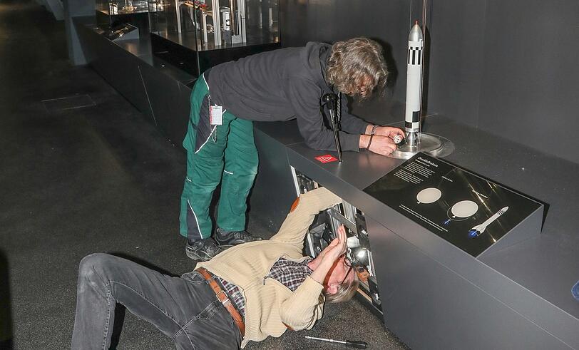 Die Museumsmitarbeiter Jaman Drexler (61) und Peter Hanickel (60) machen die Druckluftrakete wieder flott.