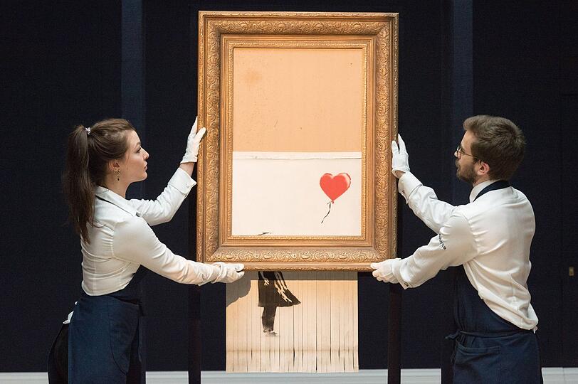 Banksys Girl kurz nach der ersten Auktion 2018. Das mittlerweile als "Love is in the Bin" bezeichnete Werk kam damals für mehr als eine Million Pfund unter den Hammer - dann schredderte es sich. 2021 wurden das Werk für mehr als 18 Millionen Pfund versteigert, und diese Version ist jetzt in München zu sehen.