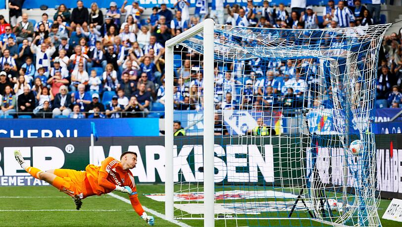 Nürnbergs Torwart Jan Reichert ist bei Karlsruhes 1:0 ohne Abwehrchance.