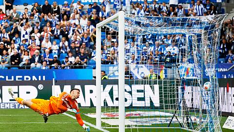 Nürnbergs Torwart Jan Reichert ist bei Karlsruhes 1:0 ohne Abwehrchance.