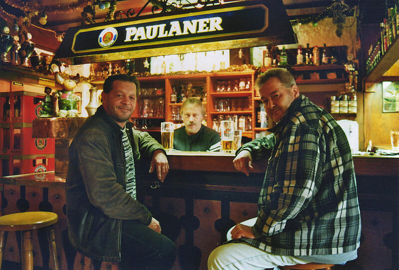 Das XXL-Stüberl: Das &bdquo;Gasthaus Alt Giesing&ldquo; (Tegernseer Landstraße 93) ist laut Autor Max Bildhauer insofern ein Missverständnis, als es gar kein Gasthaus ist. Zu Essen gibt es nur was, wenn sich noch was in der Küche findet, also ist es eine Boazn im Sinne des Autors. Das Besondere aber ist, dass es von der Größe her durchaus ein Gasthaus sein könnte &ndash; es ist also eine Art XXL-Stüberl. Es läuft Jodel-Musik, und an einem Freitag im Monat gibt es eine Motto-Party.