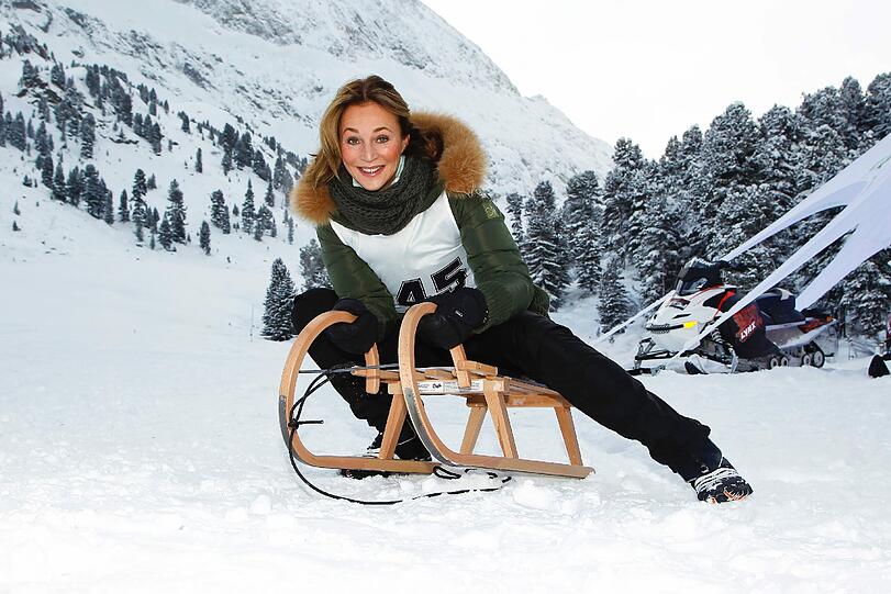 Caroline Beil legt sich bei der Abfahrt richtig ins Zeug - und ganz flach auf ihren Schlitten. (4. Tirol Cross Mountain in Kühtai)