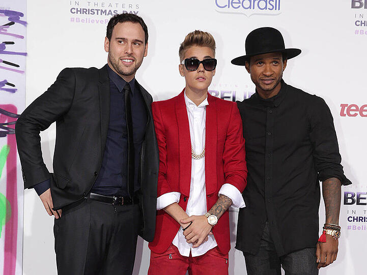 Justin Bieber mit seinen Mentoren Scooter Braun (links) und Usher (rechts)