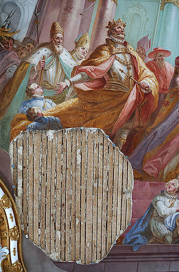 In der St.-Ulrich-Kirche (Seeg im Ostallgäu) stürzten Teile des Freskos zu Boden. Die Schadenshöhe ist derzeit noch unklar.