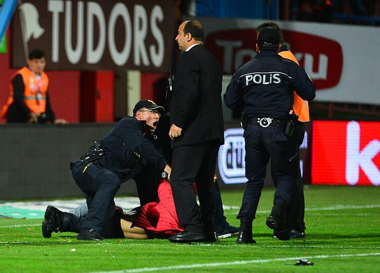 Brutaler Angriff auf einen Schiedsrichter: Nach Fan-Krawallen wurde die Partie in Trabzon kurz vor Schluss abgebrochen. Die Bilder
