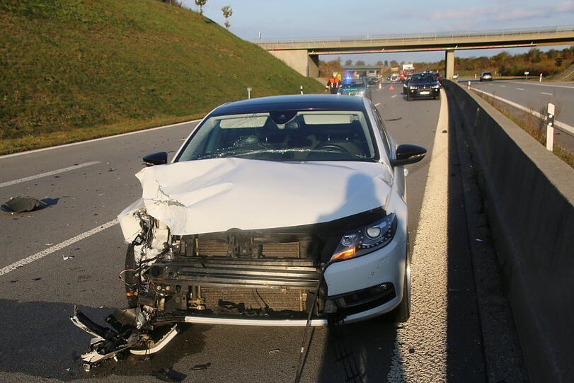 Der VW Passat konnte nicht mehr rechtzeitig bremsen und krachte in den Audi. Die A94 war nach dem Unfall kurzzeitig gesperrt.