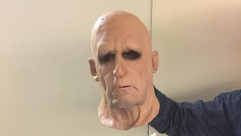 Die verwendete Maske des Räubers.