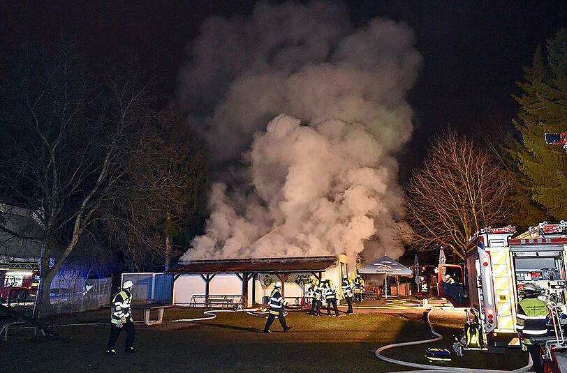 Während der Weihnachtsfeier des FC Teutonia München brach im Vereinsheim Feuer aus. Die Bilder.