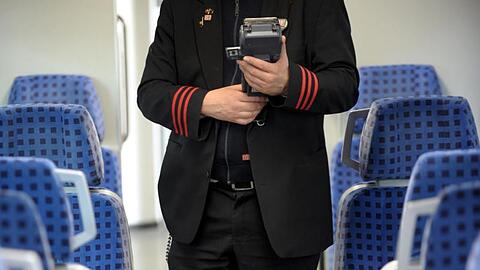 Ein Schaffner in einem Zugabteil. Immer öfter werden Zugbegleiter von Fahrgästen angegriffen. (Symbolbild)