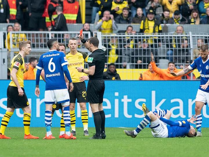 Schiedsrichter Felix Zwayer zeigte Dortmunds Marco Reus (l) die Rote Karte.