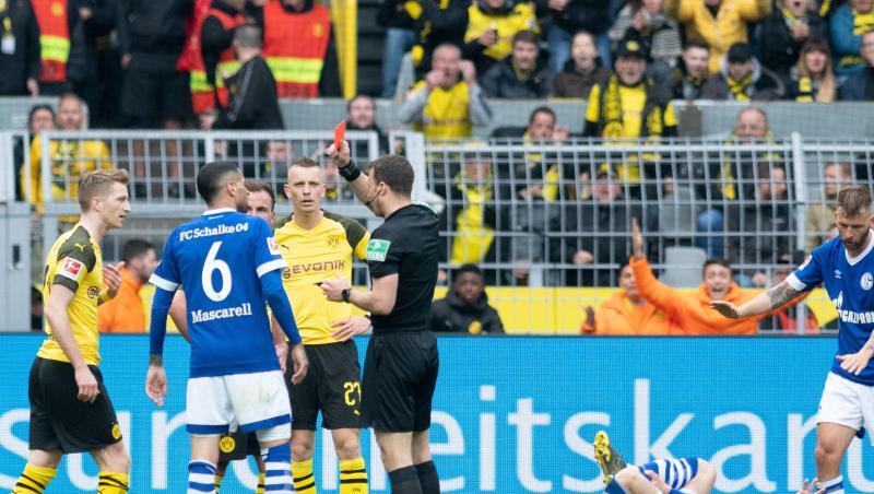 Schiedsrichter Felix Zwayer zeigte Dortmunds Marco Reus (l) die Rote Karte. Schiedsrichter Felix Zwayer zeigte Dortmunds Marco Reus (l) die Rote Karte.