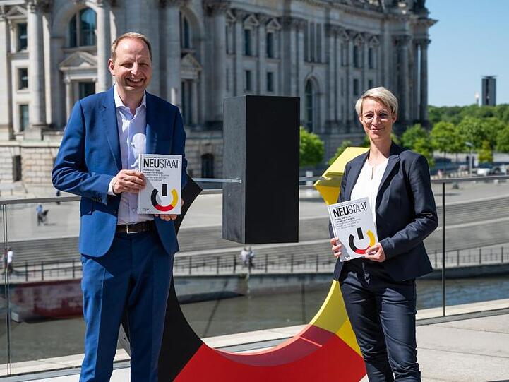 Thomas Heilmann (CDU, l) und Nadine Schön (CDU), Bundestagsabgeordnete, mit ihrem Buch "Neustaat".
