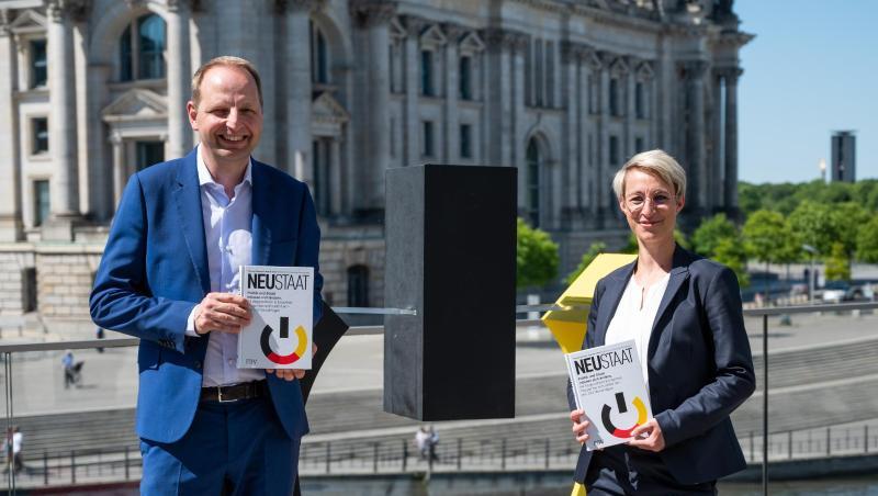 Thomas Heilmann (CDU, l) und Nadine Schön (CDU), Bundestagsabgeordnete, mit ihrem Buch "Neustaat". Thomas Heilmann (CDU, l) und Nadine Schön (CDU), Bundestagsabgeordnete, mit ihrem Buch "Neustaat".