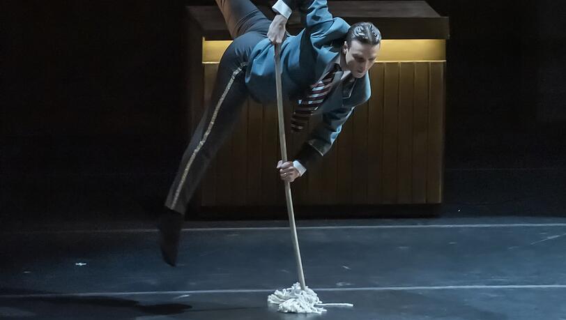 Abschied mit Wischmopp: Der Tänzer Dustin Klein bei seinem letzten Auftritt als Ensemblemitglied des Bayerischen Staatsballetts.