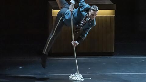 Abschied mit Wischmopp: Der Tänzer Dustin Klein bei seinem letzten Auftritt als Ensemblemitglied des Bayerischen Staatsballetts.