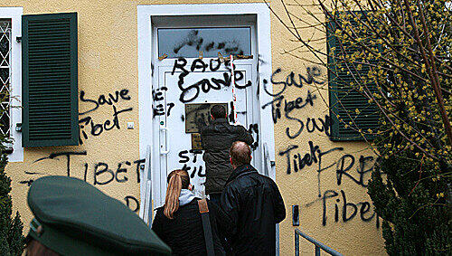 Polizeibeamte der Spurensicherung vermessen Graffiti, die am Montag an der Eingangstür des chinesischen Generalkonsulats in München zu sehen sind. Polizeibeamte der Spurensicherung vermessen Graffiti, die am Montag an der Eingangstür des chinesischen Generalkonsulats in München zu sehen sind.