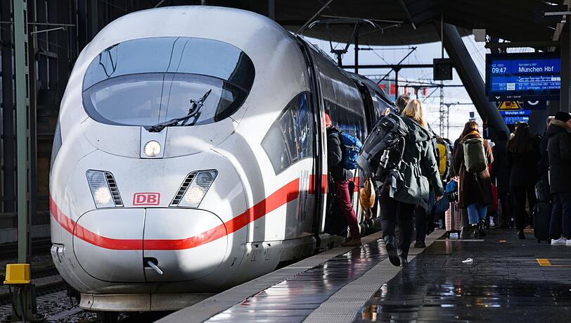 Ein ICE steht an einem Bahnhof.