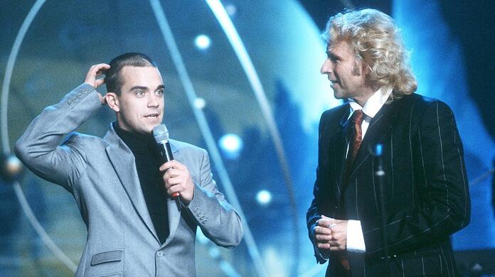 Robbie Williams im Dezember 1999 bei seinem ersten Solo-Auftritt in Thomas Gottschalks "Wetten, dass..?"-Show in Böblingen.