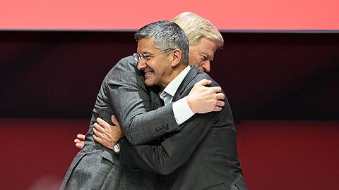 Die Zeichen zwischen Bayern-Präsident Herbert Hainer (r.) und Oliver Kahn stehen auf Versöhnung.
